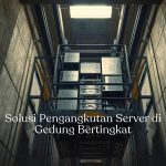 top-down view lift barang membawa server racks dan peralatan IT di gedung bertingkat