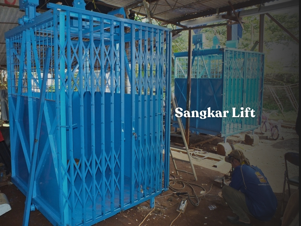 sangkar lift barang membawa server racks