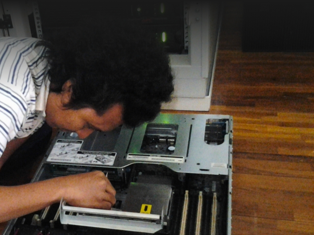 pare part server enterprise terdiri dari hdd ram psu dan heatsink