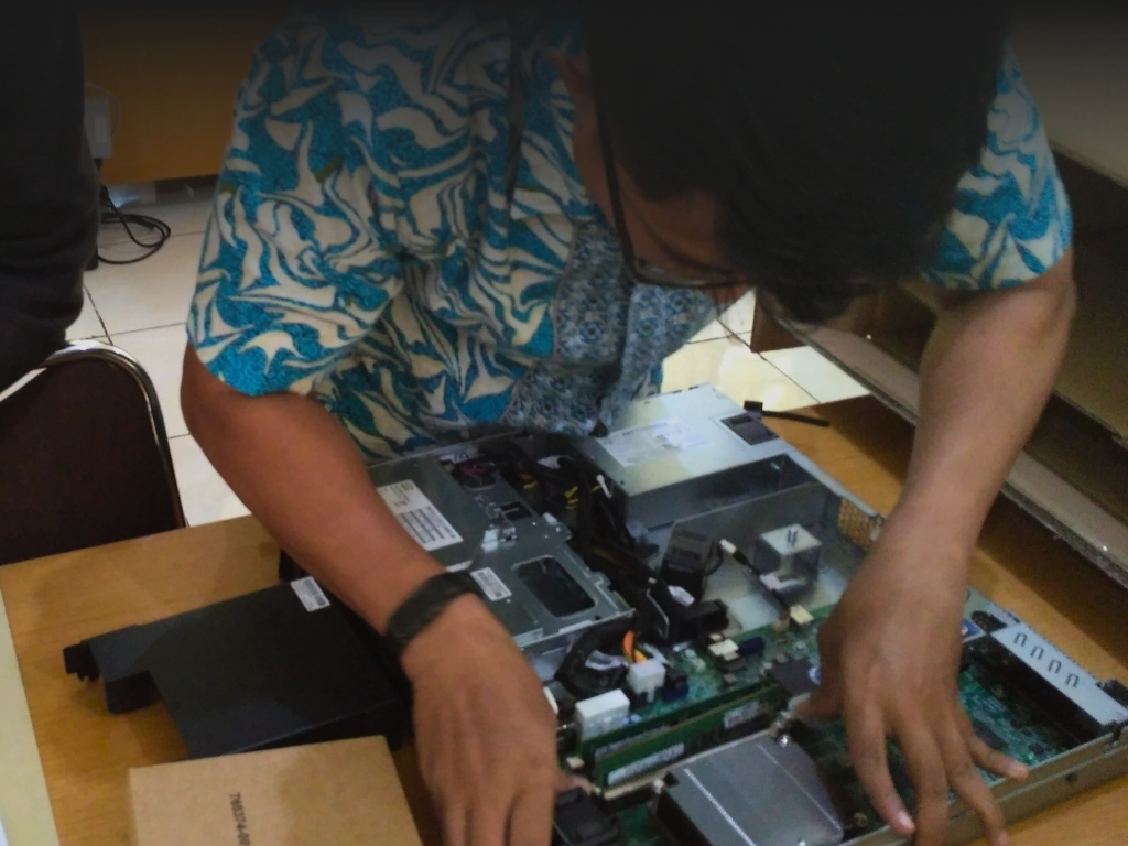 pare part server enterprise terdiri dari hdd ram psu dan heatsink