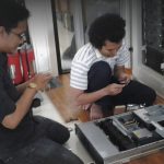 Teknisi melakukan upgrade server enterprise tanpa membeli unit server baru