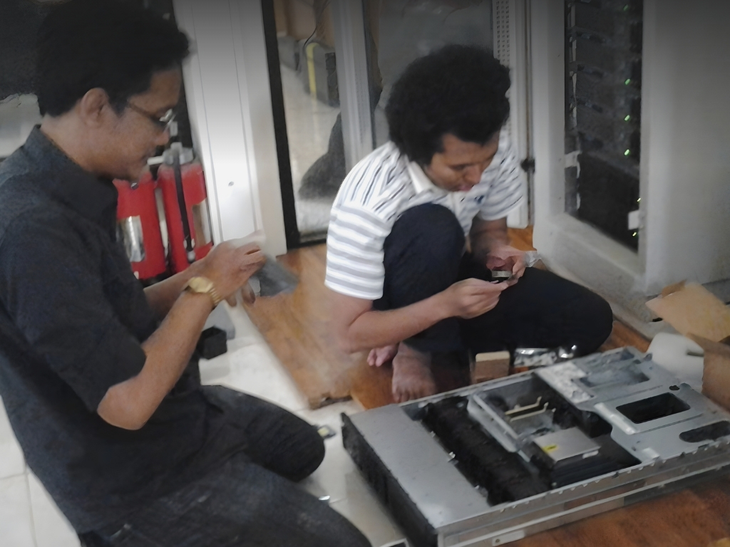 Teknisi melakukan upgrade server enterprise tanpa membeli unit server baru