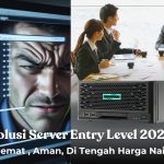 Ilustrasi perbandingan kantor dengan data berantakan dan solusi server entry level yang rapi menggunakan server kecil untuk bisnis